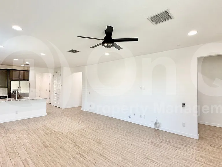 16416 W Saguaro Park Ln — Photo 3