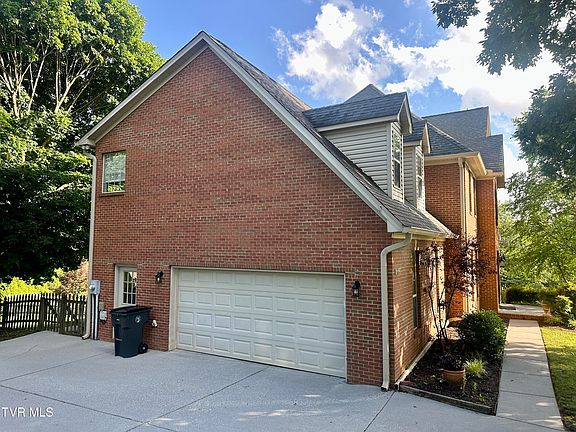 5th image of 1074 Shadow Wood Ln