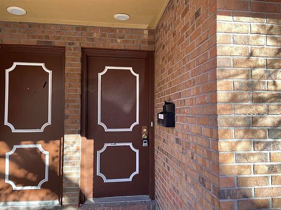 3rd image of 220 W Wesley Dr