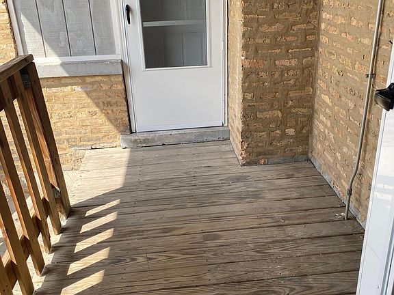 5th image of 3821-23 N Greenview Ave #2E
