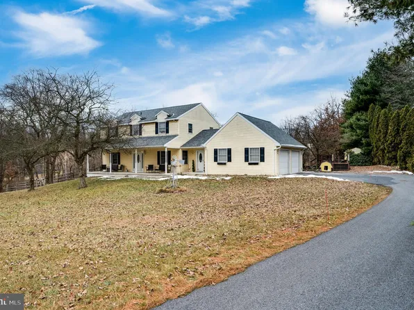 10 Twin Oak Dr, Leesport, PA 19533