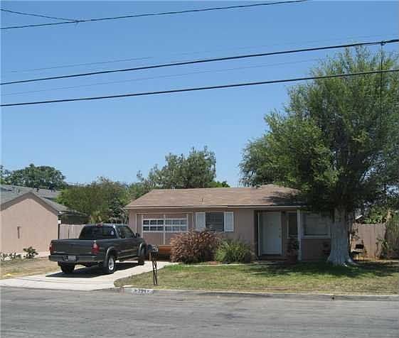 lot is split with 2 homes, each 3 bed 1 bath