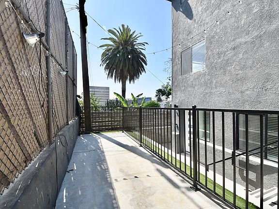 3rd image of 2119 Elsinore St #6