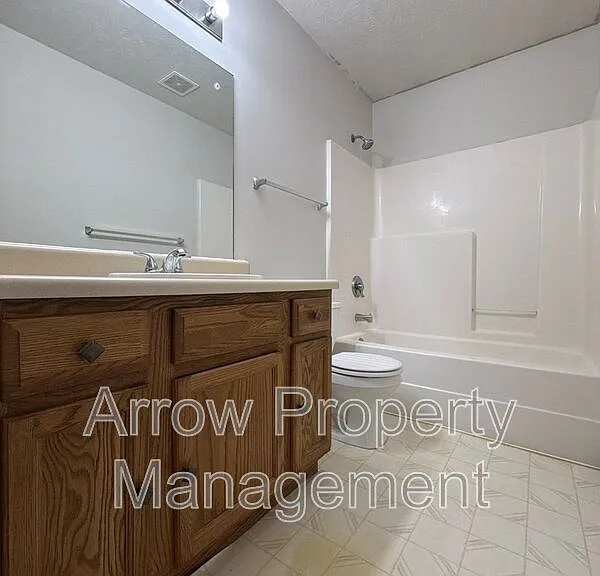 535 S Oak St #1 — Photo 8