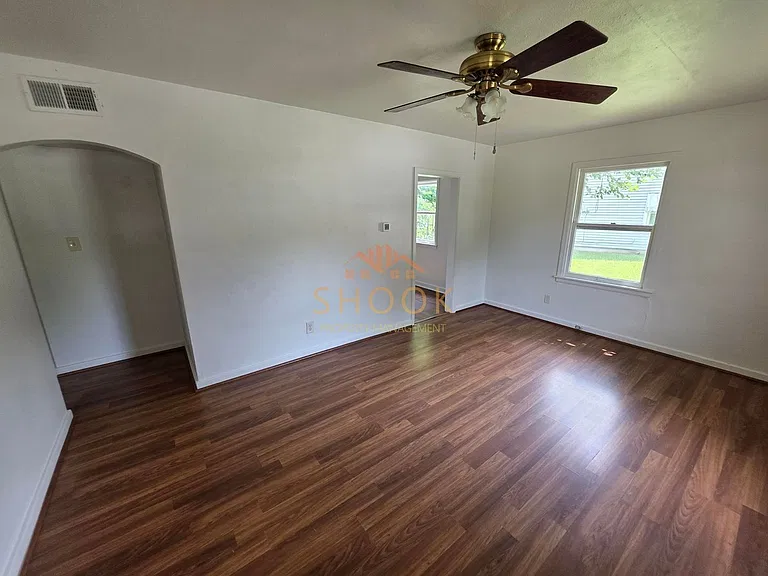 1600 Ferry St — Photo 3