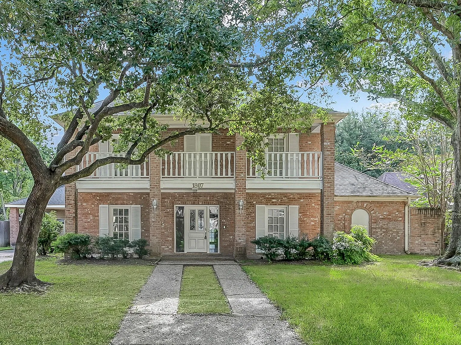 4 bed, 3.5 bath, 3301 sqft, $2,900 — Photo 1