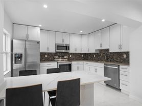524 NW 10th St, Hallandale, FL