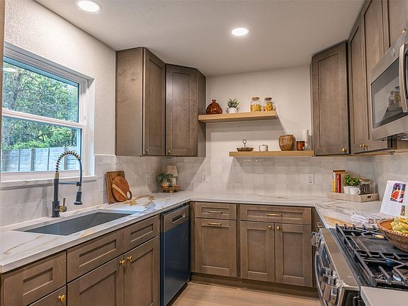 3rd image of 6816 Hanover Ln