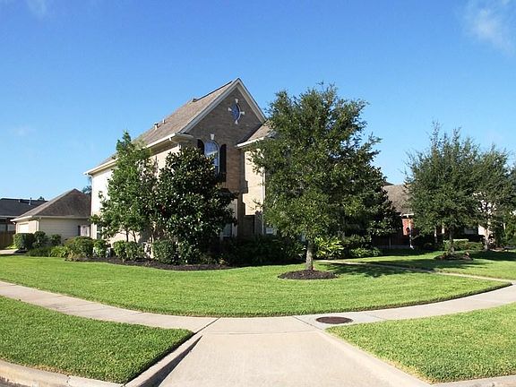 Large corner lot in the desirable community of Victory Lakes