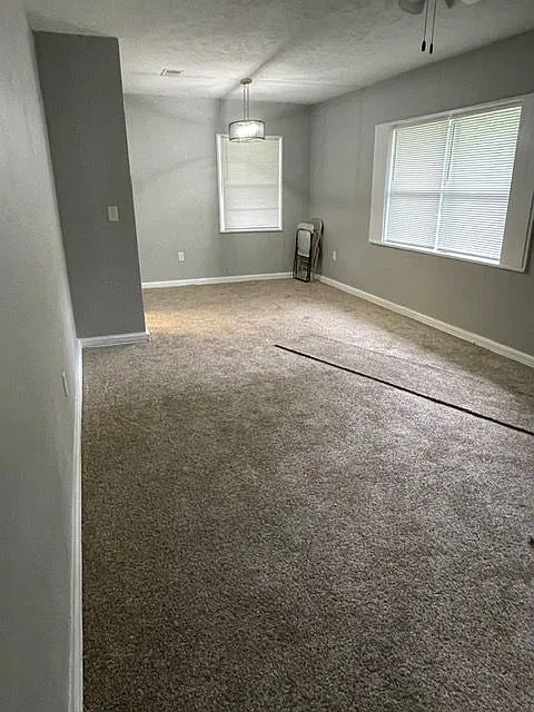 3 bed, 1.0 bath, 999 sqft, $1,200 — Photo 2