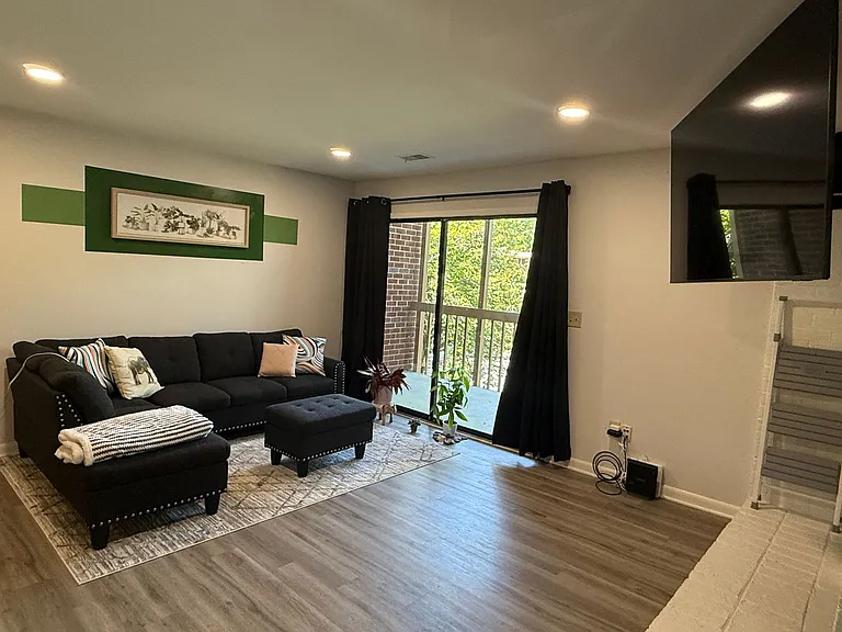 2105 Turtle Creek Dr #8 — Photo 3