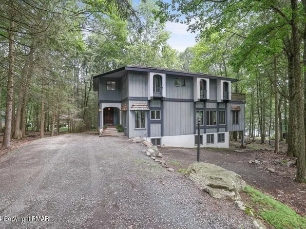 120 Falling Brook Way, Hawley, PA 18428