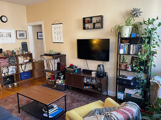 Rented by Metroline Realty | media 1