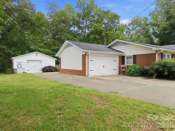 5th image of 805 Pine Hill Dr