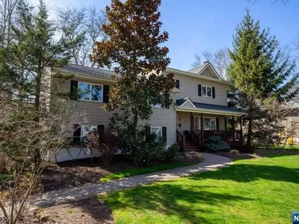 24 Broadlawn Dr, Livingston, NJ 07039
