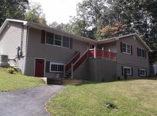 1172 Delaware Dr, Matamoras, PA 18336