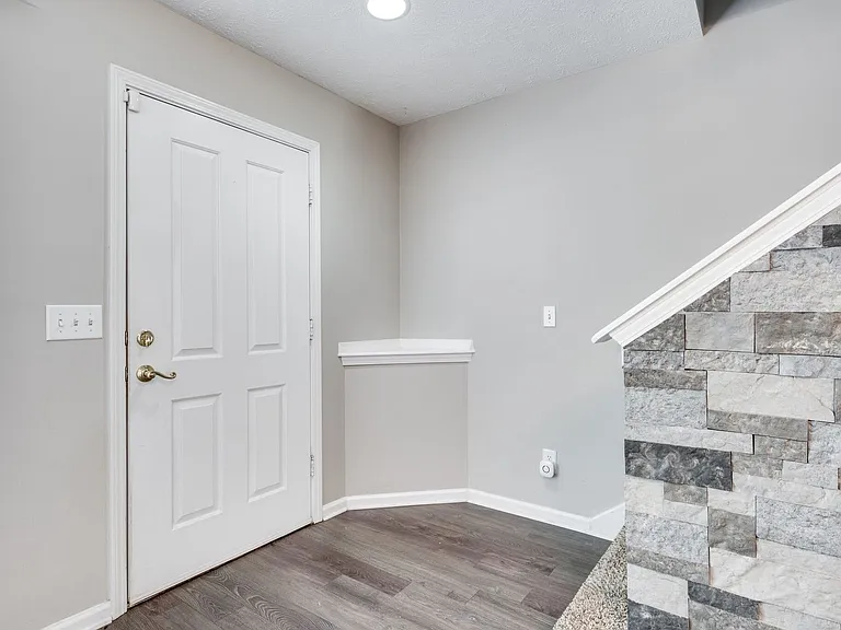 209 Shadow Glen Dr — Photo 6