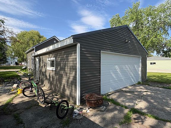 5th image of 306 2nd St