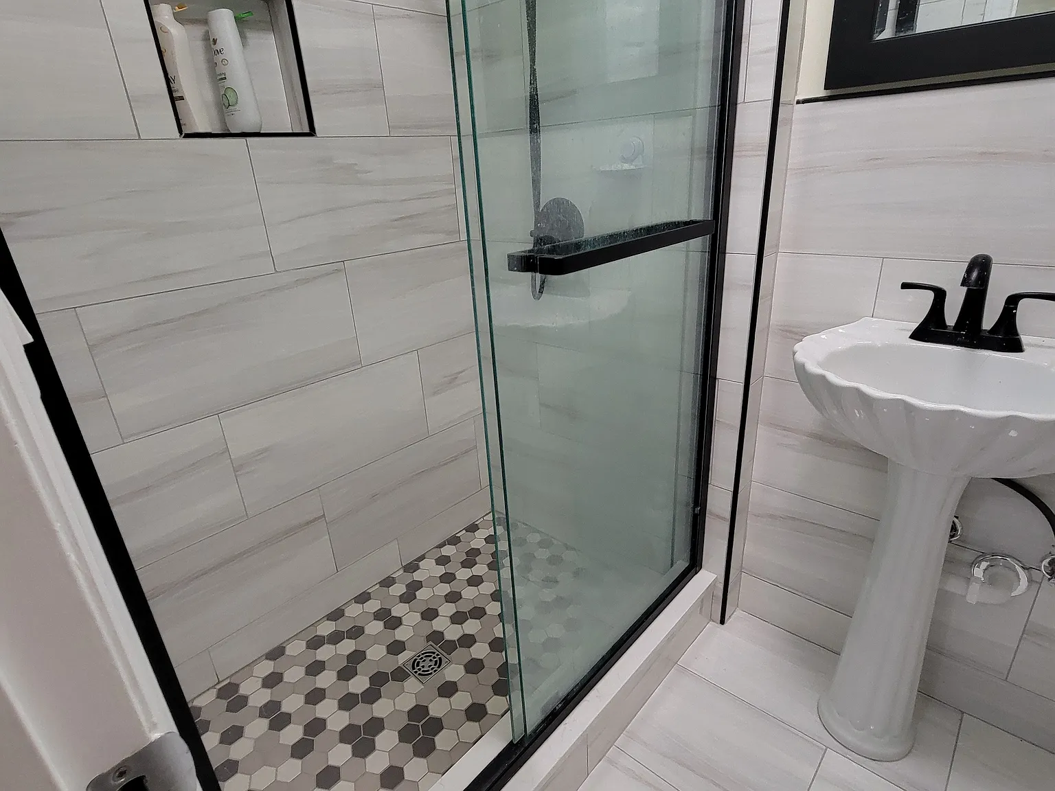 4 bed, 2400 sqft, $4,000 — Photo 2