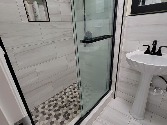 2nd image of 1 Stratford Cir