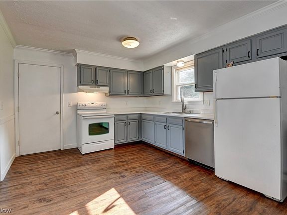 5th image of 403 Engadine Ct SW