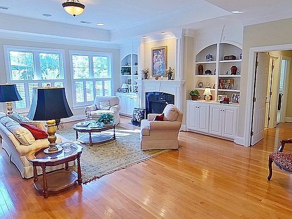 Living Room (Tray Ceiling)