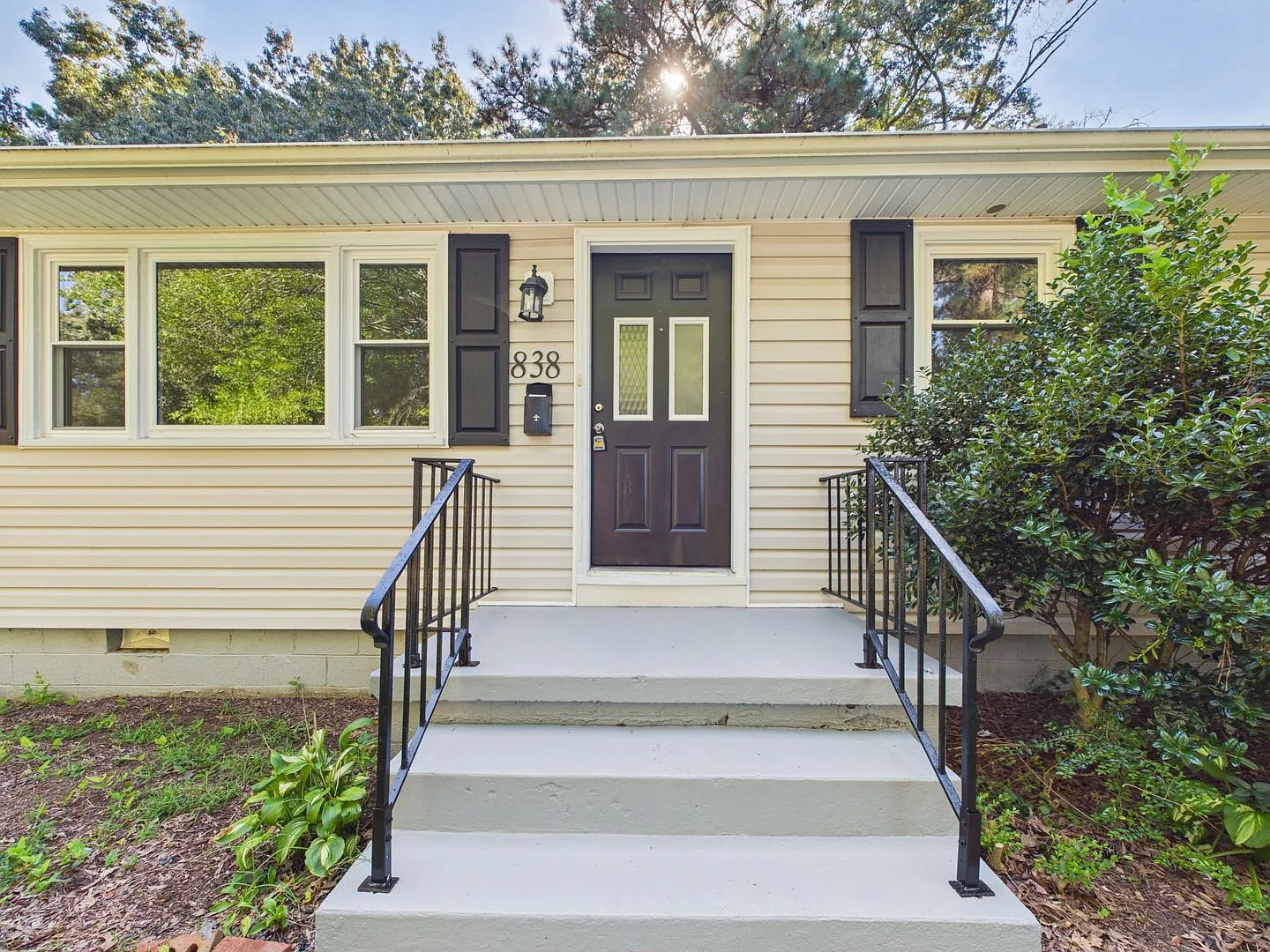 3 bed, 1.0 bath, 1028 sqft, $1,750 — Photo 2