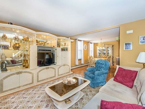 4th image of 151 Roosevelt Ave