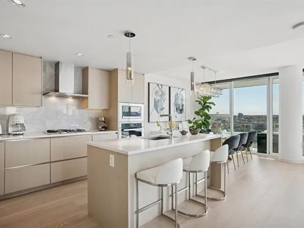 89 Nelson St, Vancouver, BC