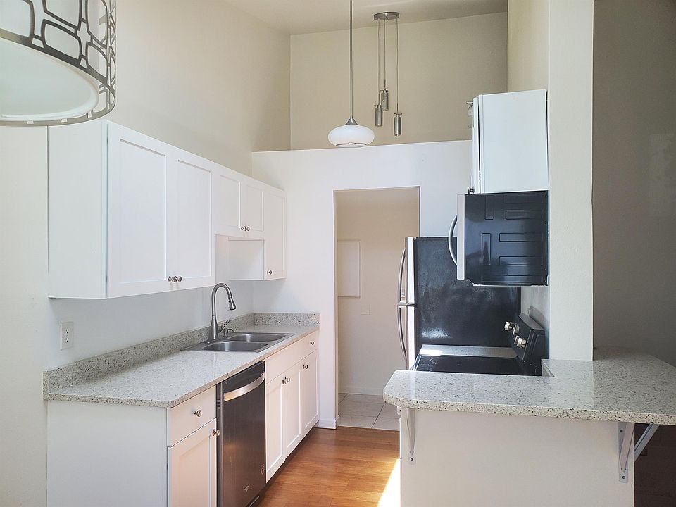 B205 Kitchen with Vaulted Ceiling