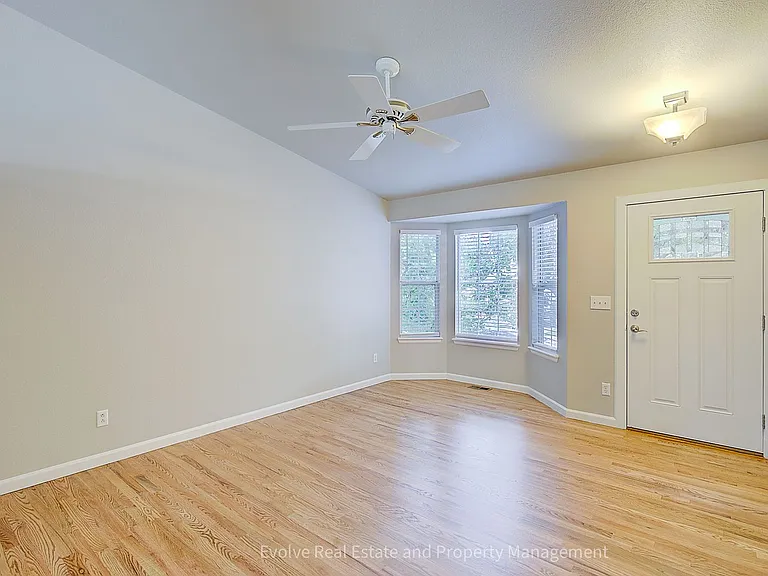 9641 Cove Creek Dr — Photo 4