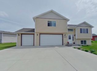 606 25th St SE, Mandan, ND 58554