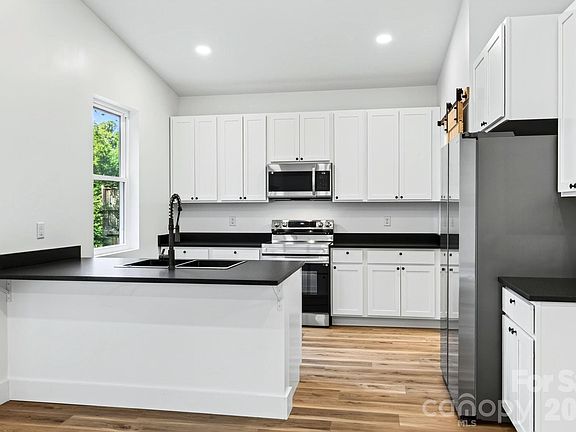 4th image of 60 Pearl St