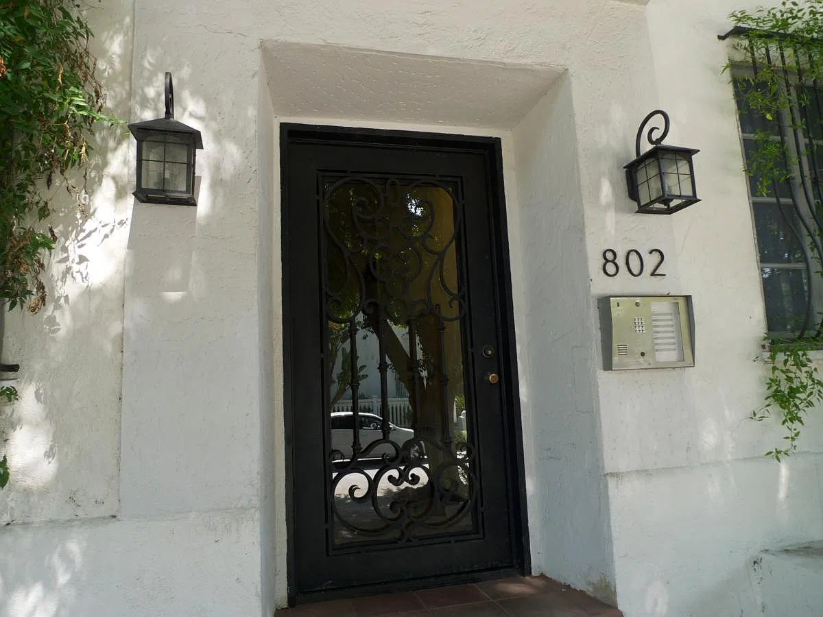 802 N Sweetzer Ave — Photo 3