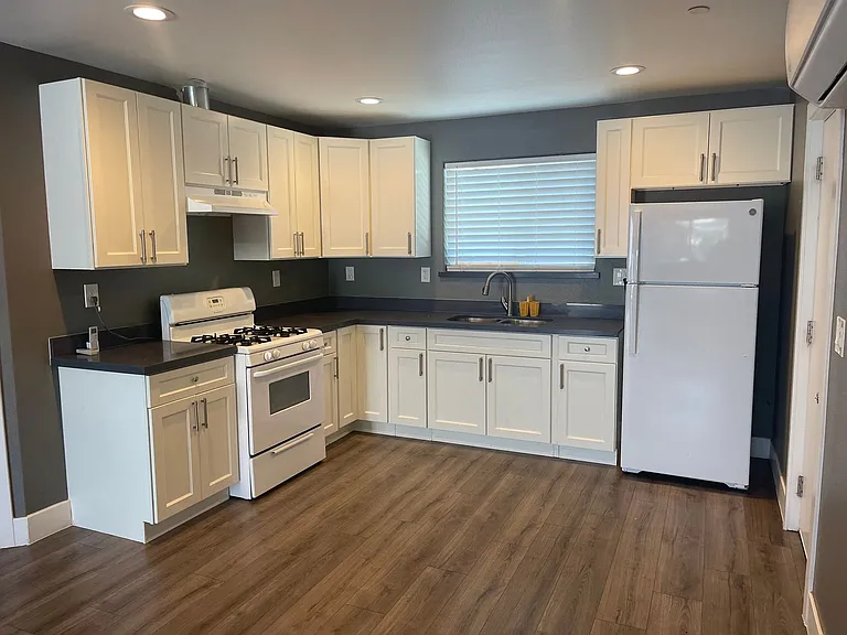 1526 N Sierra Nevada St — Photo 8