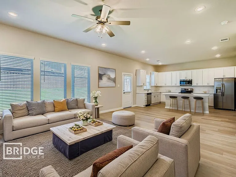 905 Jacquelyne Dr — Photo 2