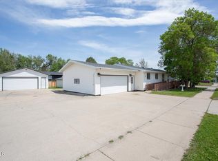 902 Box Elder St, Williston, ND 58801
