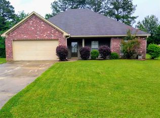627 Woodland Dr, Canton, MS 39046