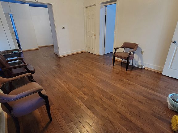 3rd image of 819 W 11th St Floor 1