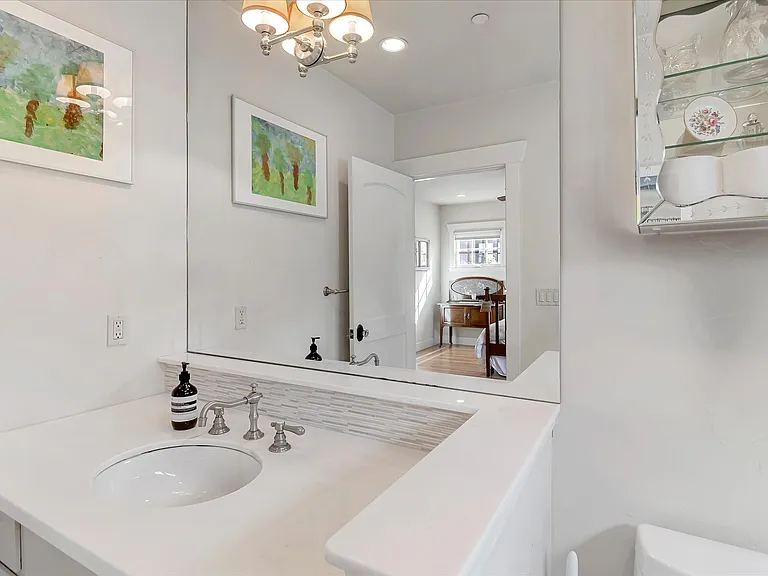 1568 Mariposa Ave — Photo 7