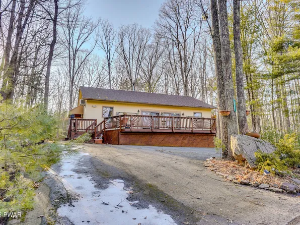 24 Lakeside Dr, Lakeville, PA 18438