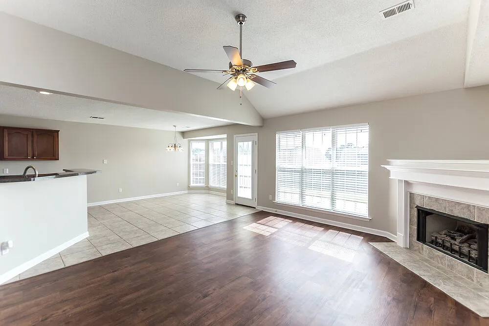 4 bed, 3.0 bath, 2300 sqft, $2,280 — Photo 2