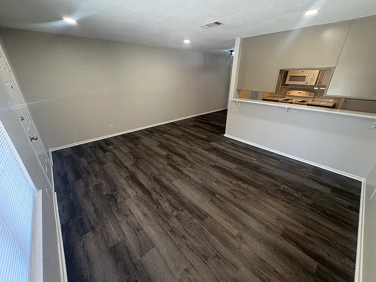 906 N Austin St — Photo 3