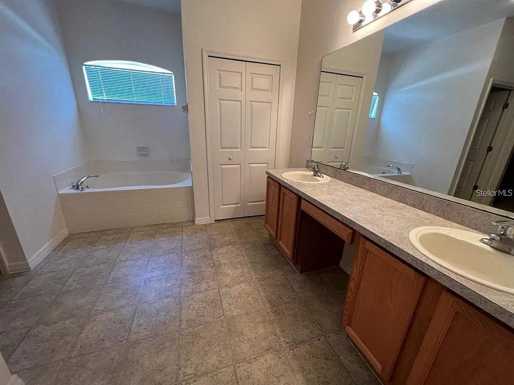 3 bed, 2.0 bath, 2358 sqft, $1,900 — Photo 4