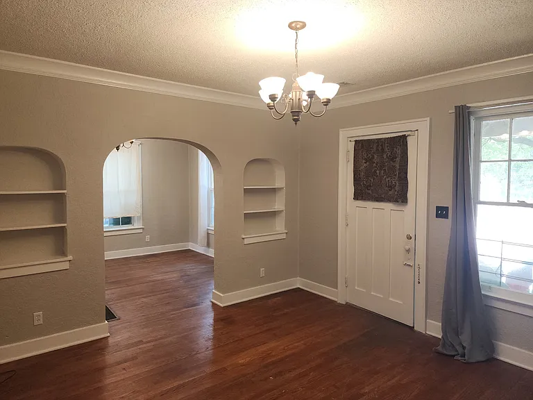 753 N McLean Blvd — Photo 5