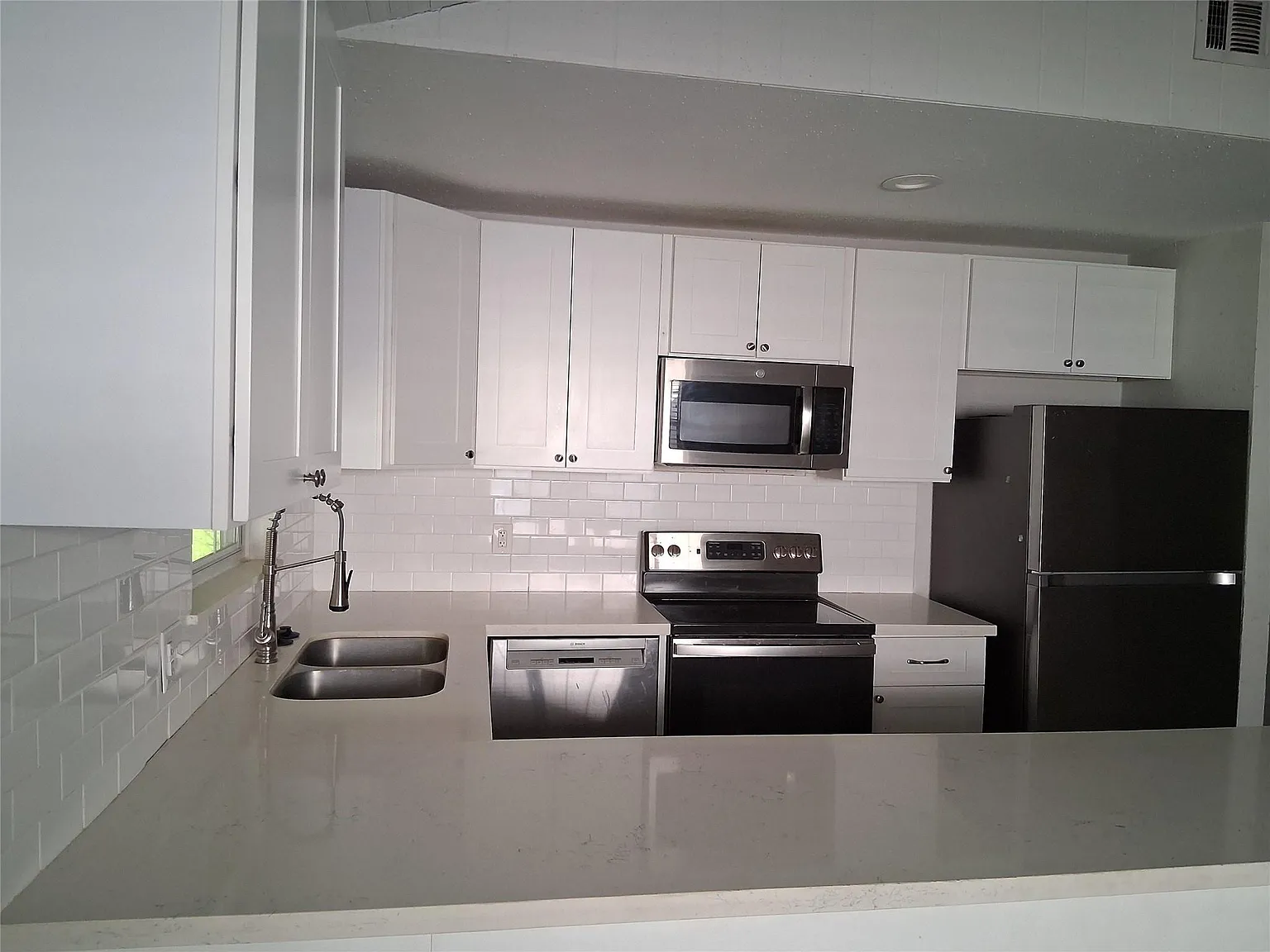 3 bed, 2.0 bath, 1300 sqft, $1,650 — Photo 3