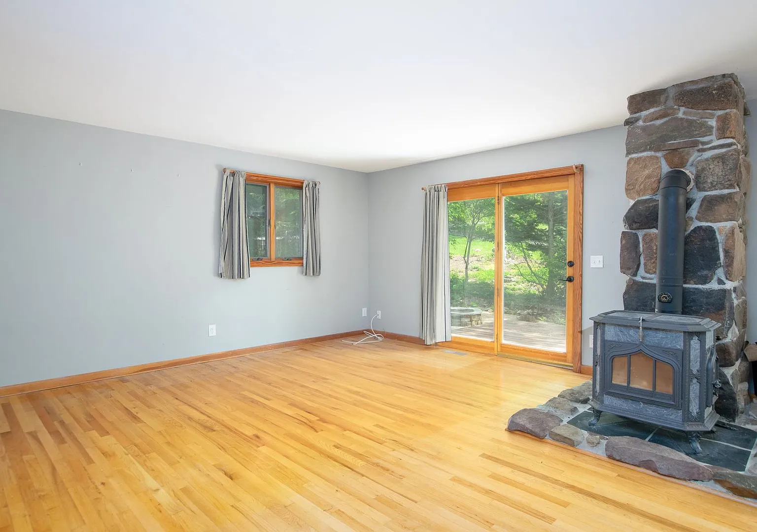3 bed/2 bath. Pet Friendly. Fenced Yard — Photo 3
