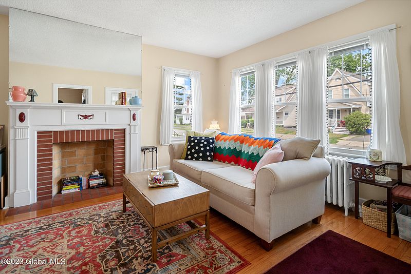 4th image of 45 Meadowlawn Avenue