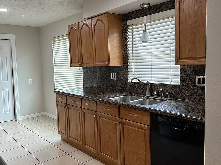 315 Scott Ct — Photo 4