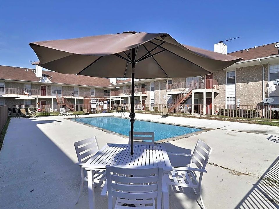 2nd image of 811 Cloyd Dr
